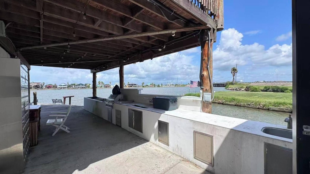 Hitchcock House | Dockside Fishing Retreat on the Bayou
