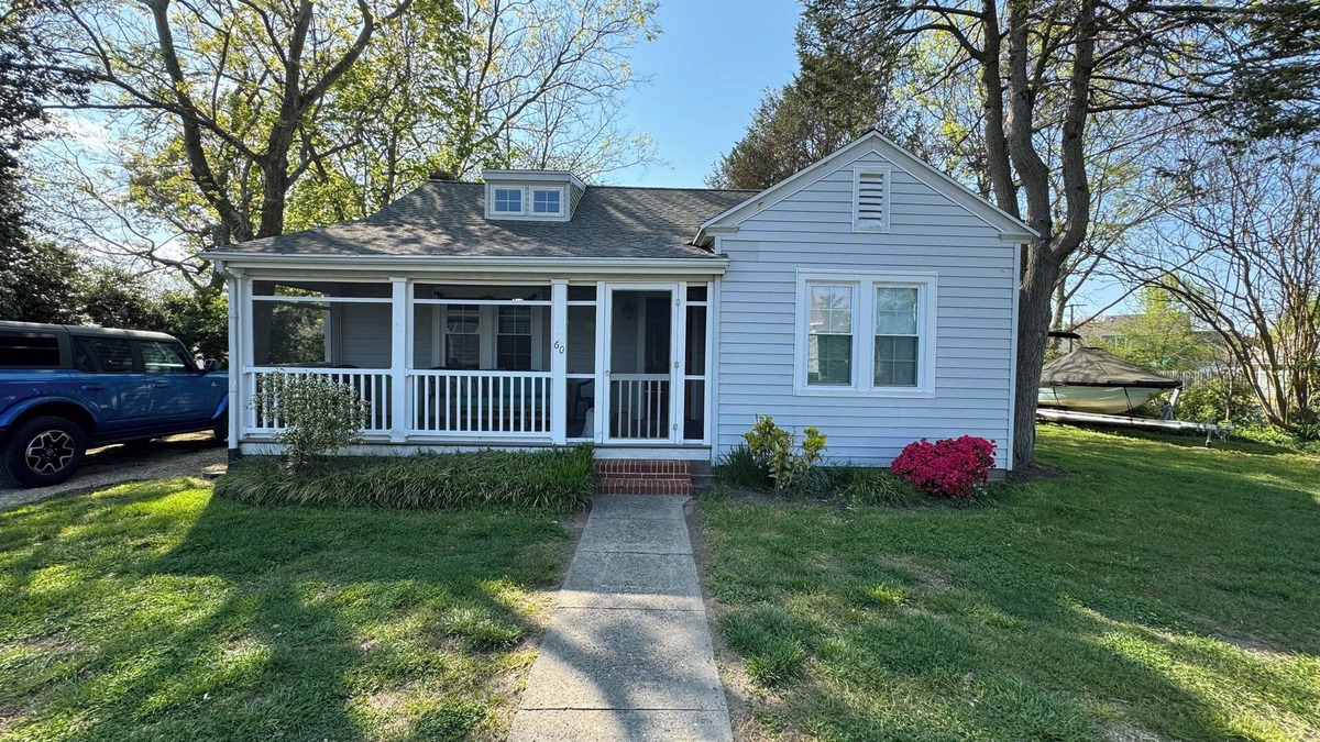 Ocean View House | Dog-friendly 2 bedroom beach bungalow with AC and outdoor fire-pit in Ocean View