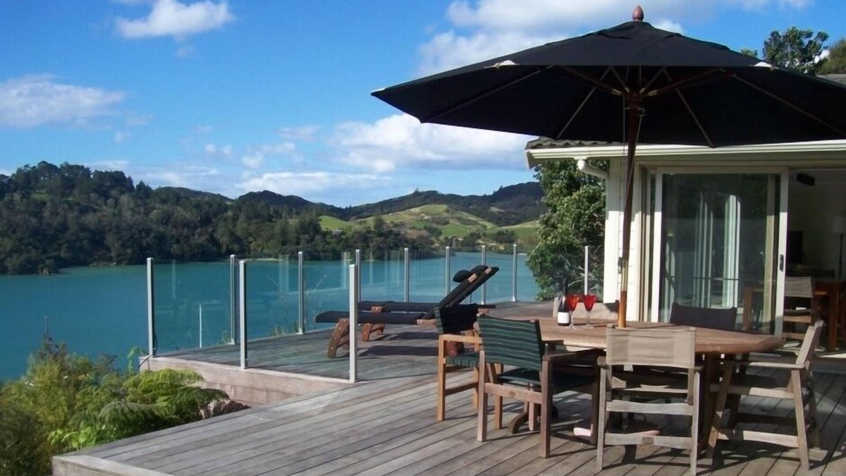Russell House | Dog Friendly ABSOLUTELY WATERFRONT STUNNING VIEWS Free Kayaks, Free Boat Mooring