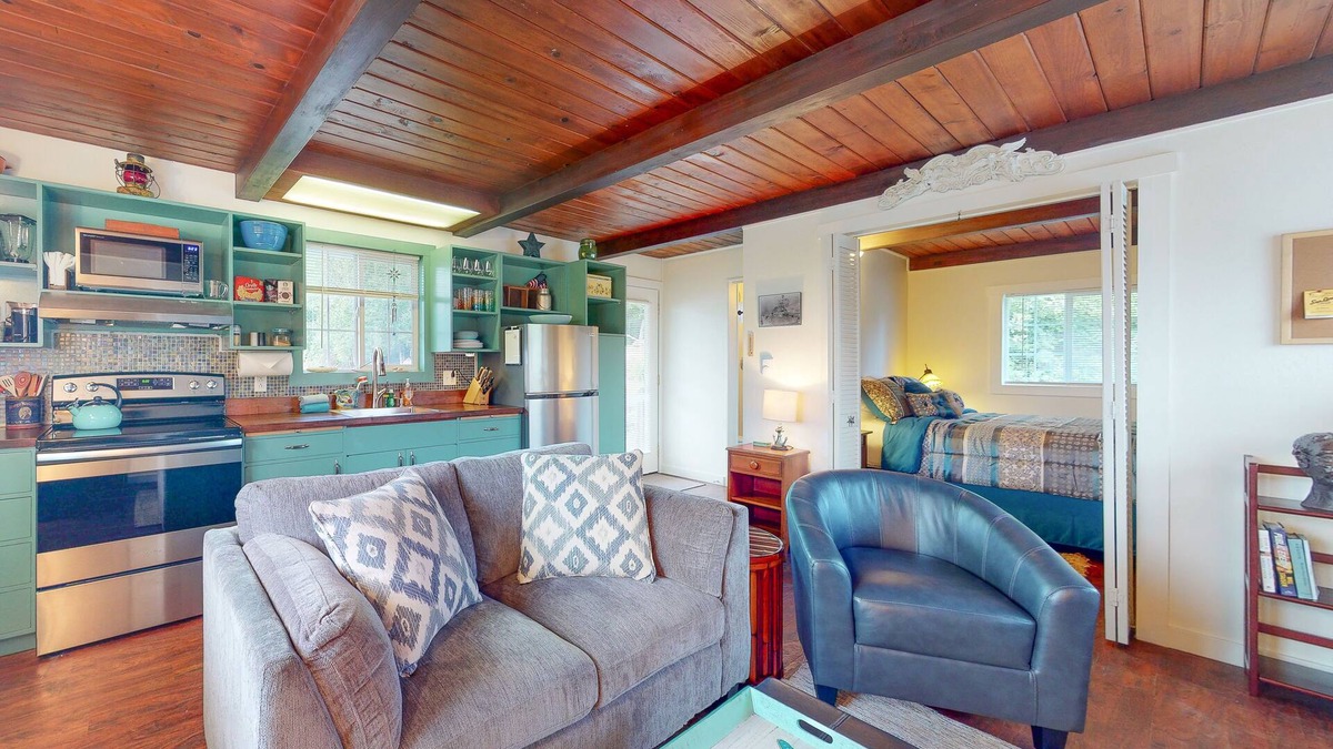 Winchester Bay Apartment | Dog-friendly ADU with a full kitchen & shared washer/dryer - near the water