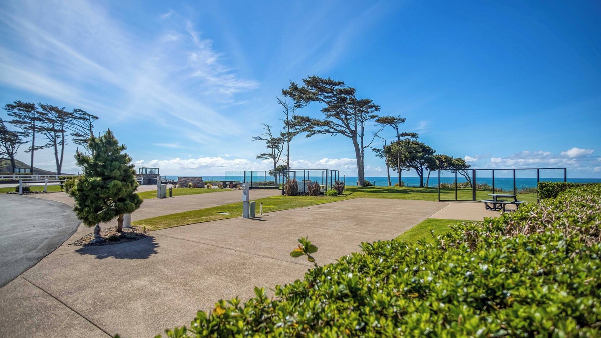 Agate Beach RV Rental | Dog Friendly, Available with 50AMP, 30AMP, Water and Sewer hook up's, WiFi