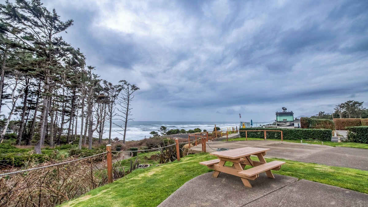 Agate Beach RV Rental | Dog Friendly, Available with 50AMP, 30AMP, Water and Sewer hook up's, WiFi