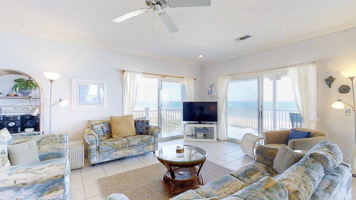 Treasure Beach Village House | Dog-friendly beachfront gem - community pool, tennis, washer/dryer, central AC