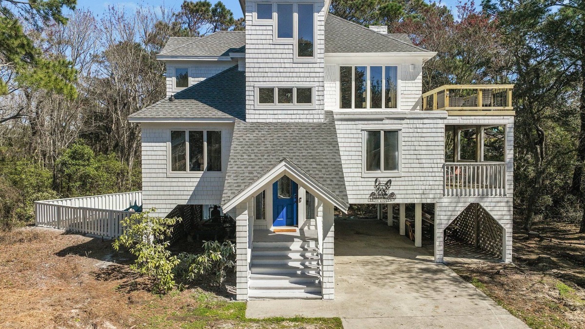 Monteray Shores House | Dog Friendly beachhome with own pool &hot tub view of sound 5min walk from beach