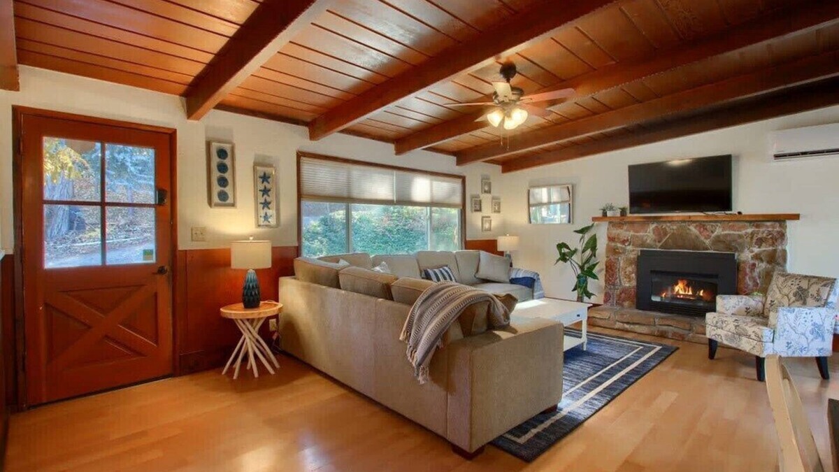 Oakhurst Cabin | Dog Friendly, Blue Door Yosemite & Bass Lake