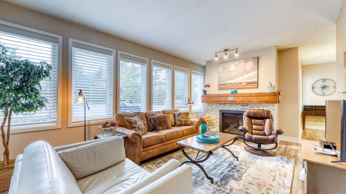 The Blue Mountains Condo | Dog-friendly home at the base of Blue Mountain