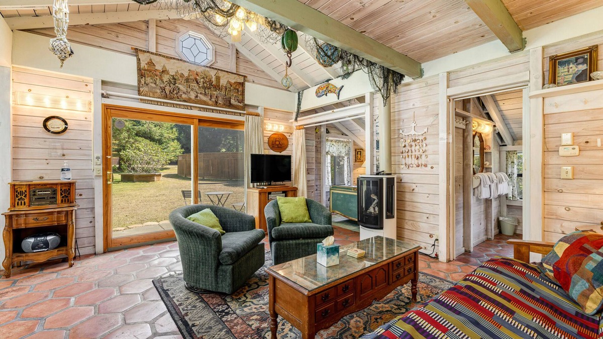 Inglenook Cabin | Dog-friendly cabin with park & beach access - fireplace & firepit
