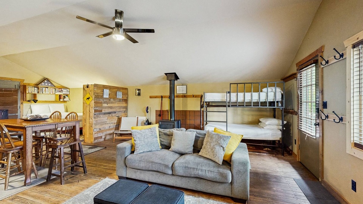 Frisco Cabin | Dog-Friendly Cabin with Fireplace & Mountain Views near Downtown & Lake