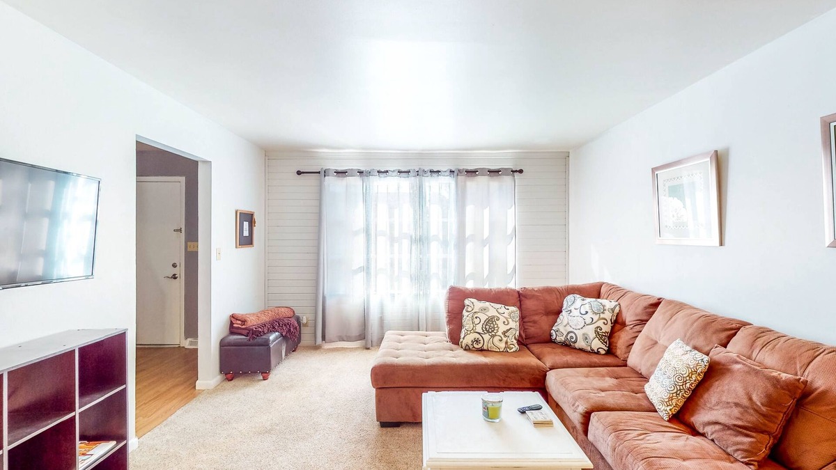 Bloomington Condo | Dog-Friendly Condo near Indiana University - Full Kitchen & Assigned Parking