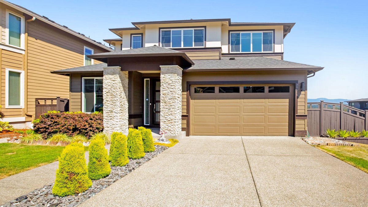 Auburn House | Dog-friendly contemporary retreat with mountain views, deck & home office