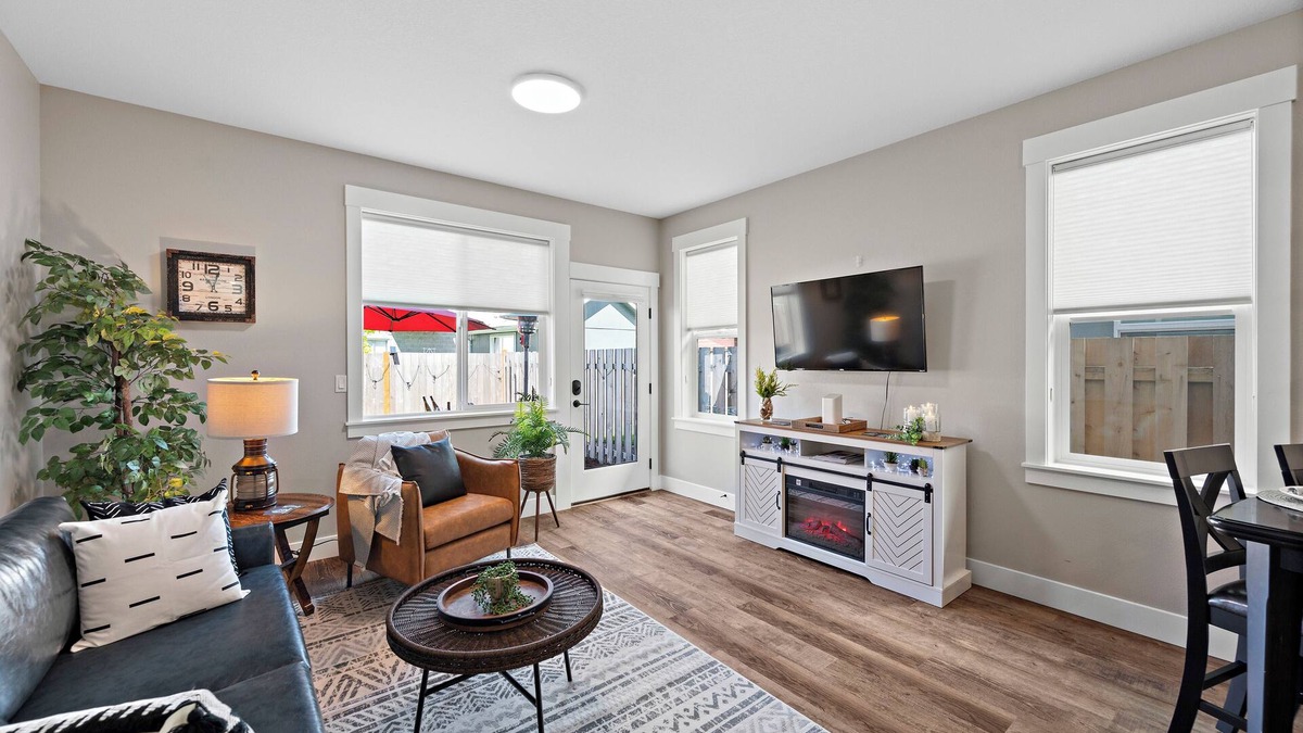 Carlton House | Dog-Friendly Downtown Carlton Townhouse #6, Steps to Tasting, Dining, Shops, BBQ