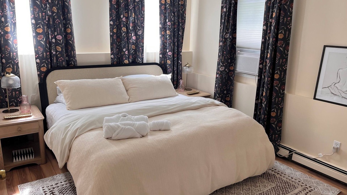 Historic Hill Apartment | Dog-friendly Downtown Newport Apartment