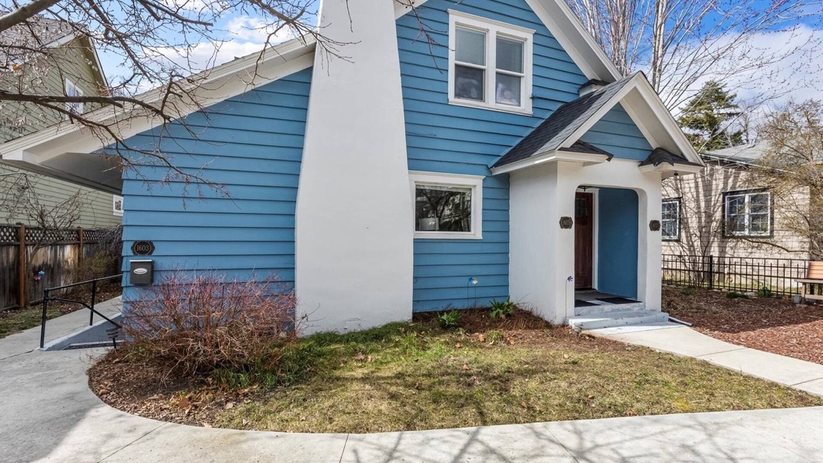 North End House | DOG FRIENDLY & EPIC Location! Walk 2 Blocks to Hyde Park or Cozy Up by the Fireplace!