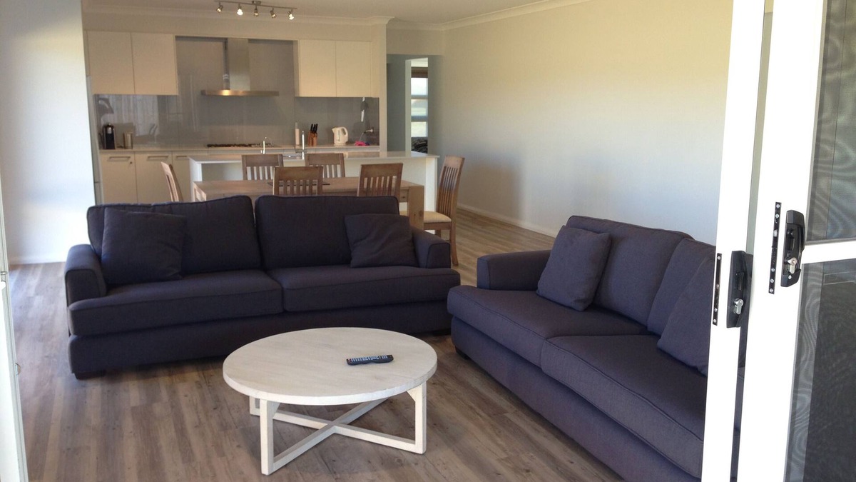 Tomakin House | Dog Friendly, Fully Fenced Near New Holiday House. Free Wi-Fi & Netflix