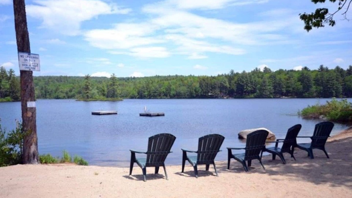 West Bridgton House | Dog friendly getaway w/hot tub, sauna and skiing!