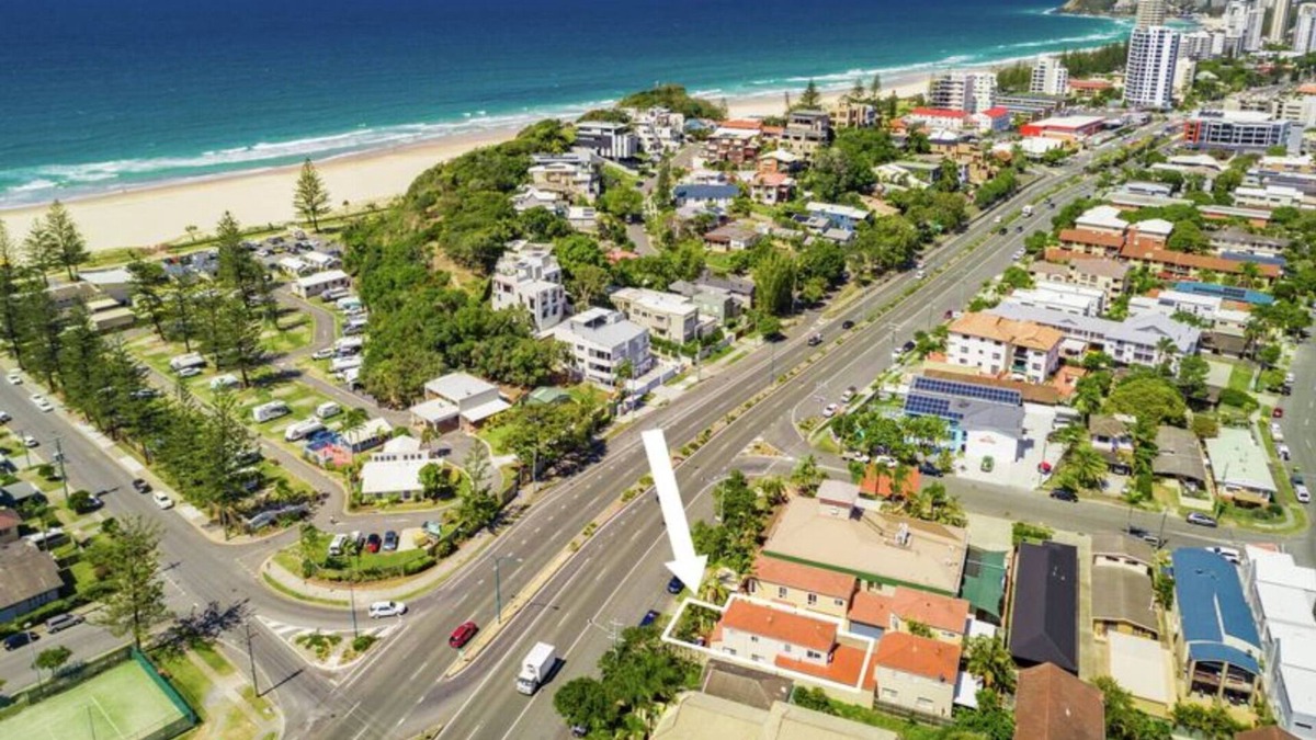 Miami House | Dog Friendly Gold Coast Home 200m to Miami Beach