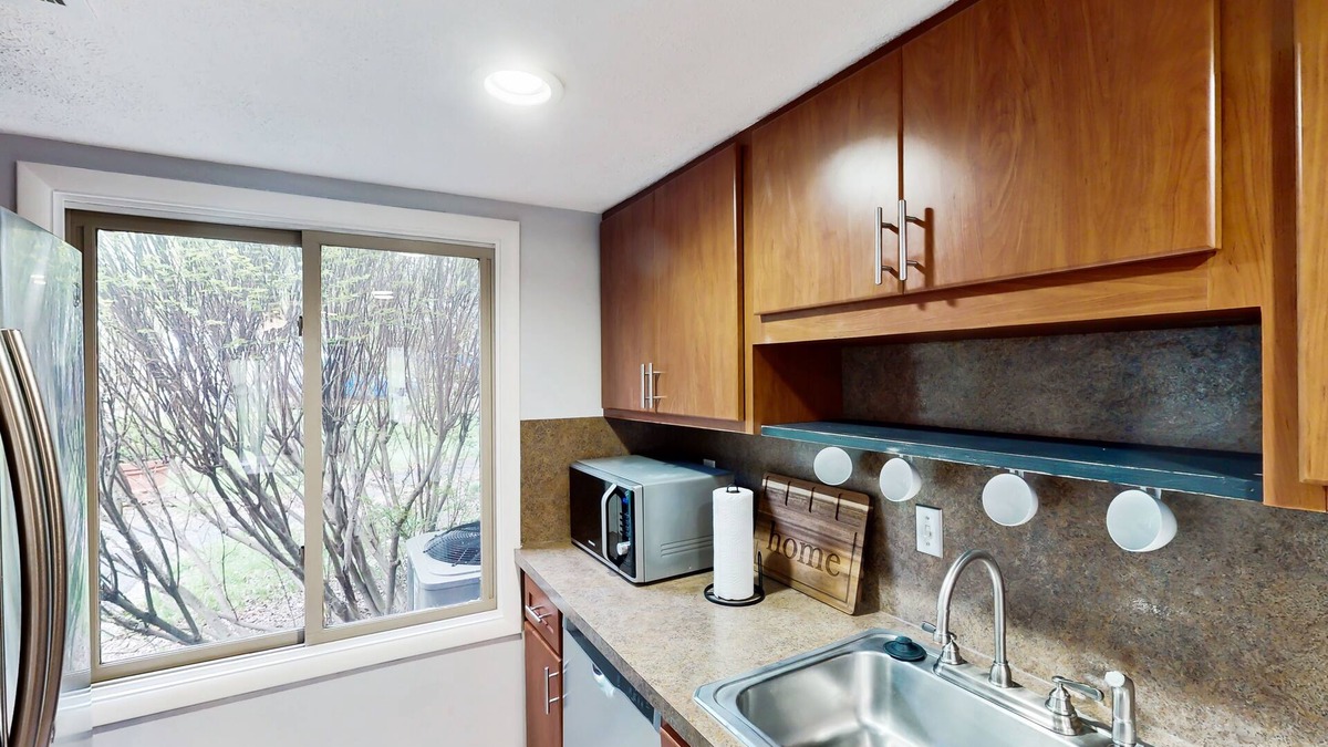 Avoca House | Dog-friendly golf-view townhouse pool, fireplace, golf on-site, pickleball, gym
