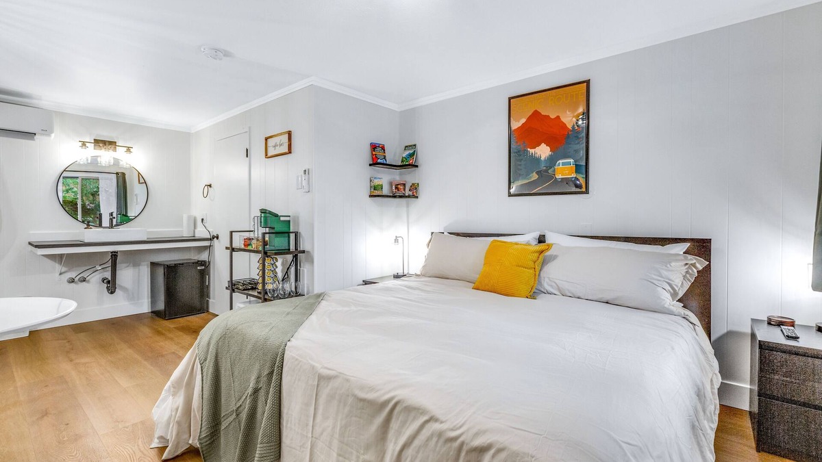 Quilcene Apartment | Dog-friendly hiker's studio with mountain views & fast WiFi - close to hiking
