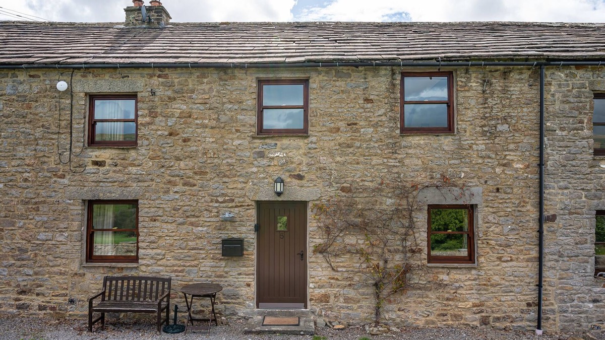 Fremington House | Dog friendly holiday home for 4 people, breath taking scenery, WiFi & only a short walk to the pub.