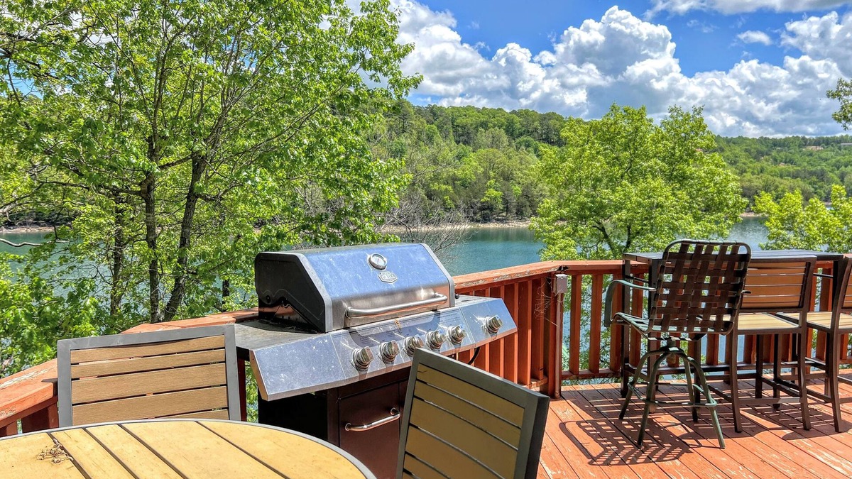 Eureka Springs House | Dog-friendly home with serene views of Beaver Lake, 2 living areas & bunk room