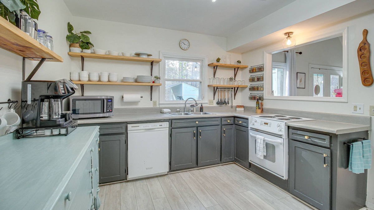 Ranger House | Dog-Friendly Home Near Carters Lake w/Amenities