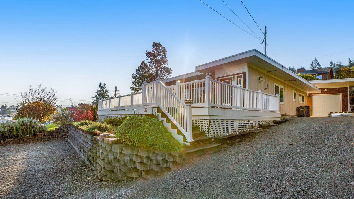 Camano Island House | Dog-friendly home with views, great outdoor space, & washer/dryer - near beach