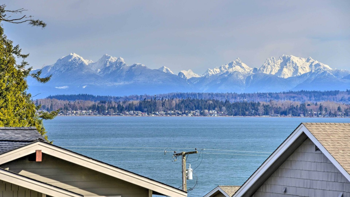 Blaine House | Dog-Friendly Home w/Views by Birch Bay Park!