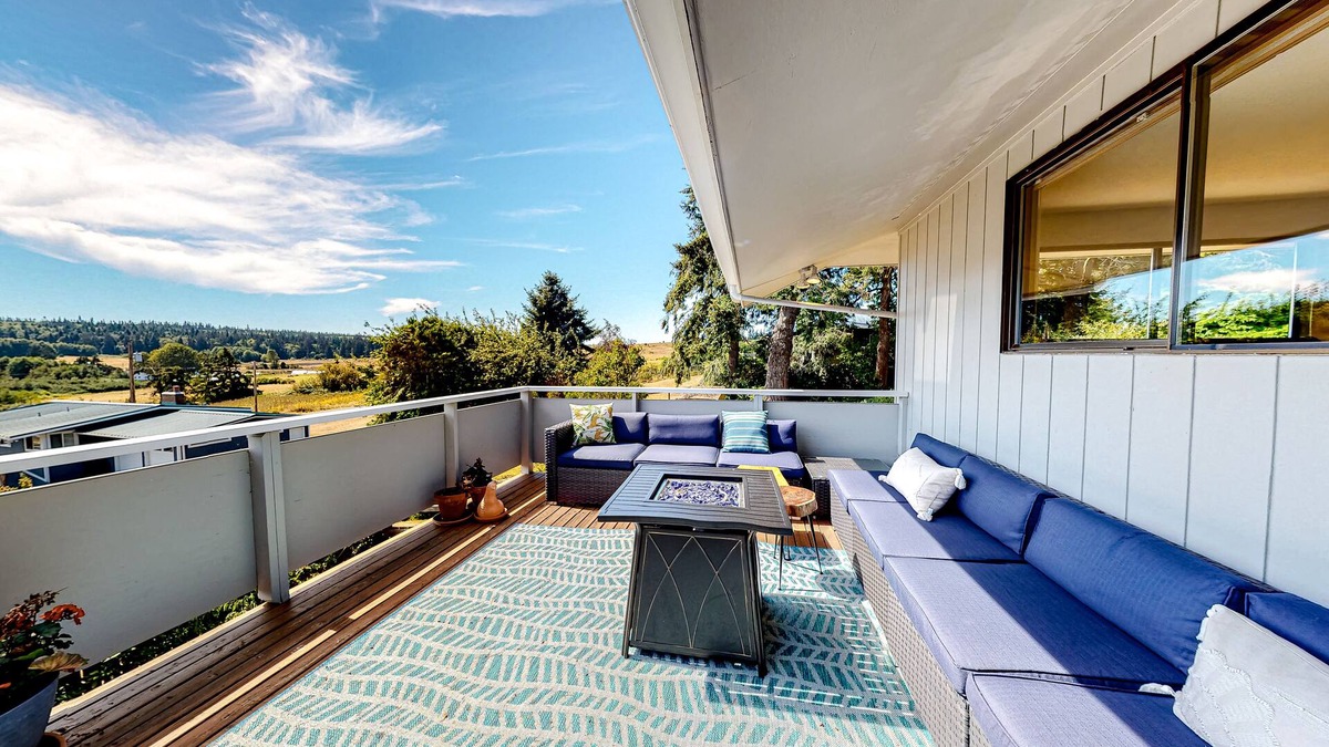 Greenbank House | Dog-friendly home with sound view, fireplace, pizza oven & hot tub