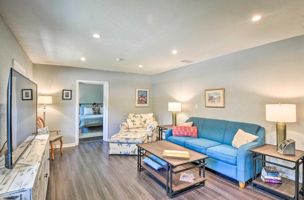 Harbor Oaks Bay Shore House | Dog-Friendly Home with Gas Grill - Walk to Rose Bay!