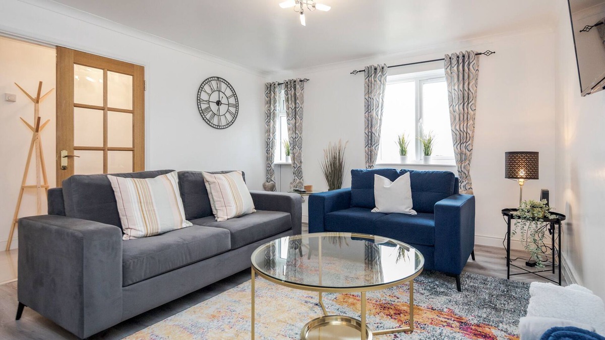 Maidenhead House | Dog Friendly House with Free Onsite Parking & Wifi