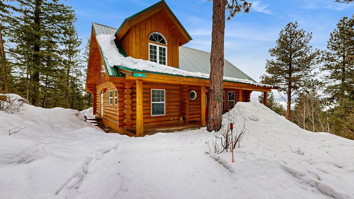 Cascade Cabin | Dog-Friendly Lake-View Cabin with Deck, Firepit & Pool Table