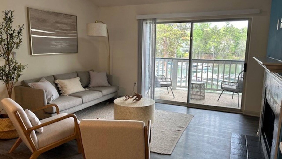 Cornelius Apartment | Dog-Friendly lakefront apartment with shared pool and boat slip.