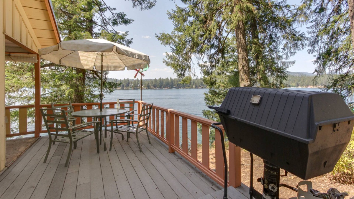 Hayden Lake Cabin | Dog-friendly lakefront cabin with water-view deck, gas grill, & private dock