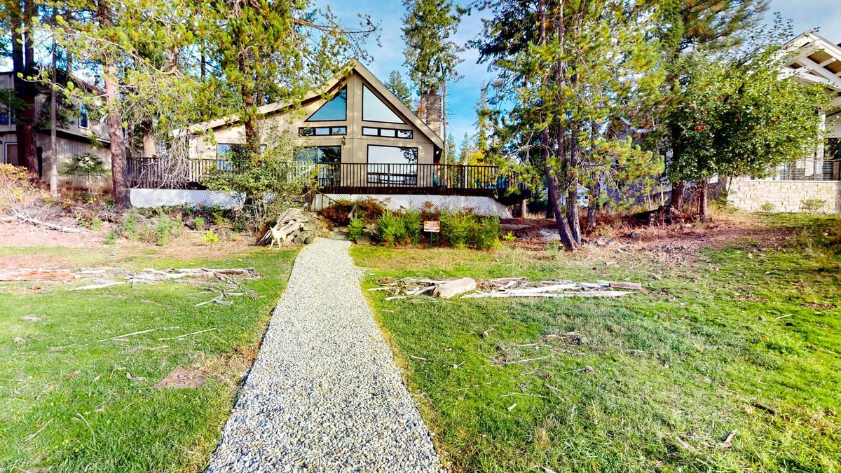 Coeur d'Alene Cabin | Dog-friendly lakefront cabin with fireplace, lake views, deck, woodstove, & W/D