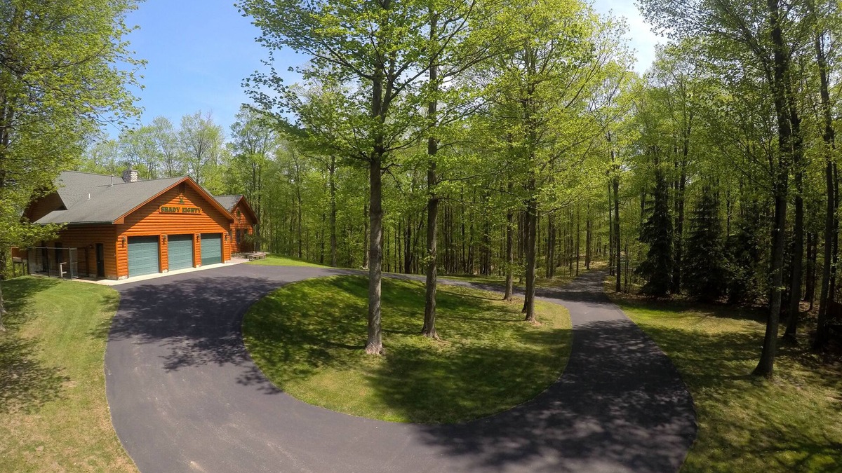 Maple City House | Dog Friendly Log cabin W/Hot tub, Fiber optic near Sleeping Bear Dunes & TC