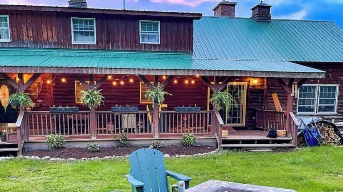 Wolcott Cabin | Dog Friendly Log Cabin on 10 acres + Wood Stove, High Speed WiFi, AC!