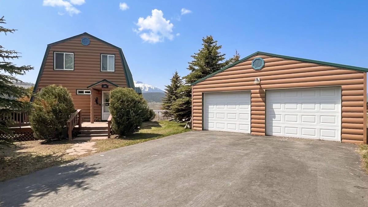 Island Park House | Dog Friendly! Mountain Lake Lodg,3Br/3Ba,Firepit,BBQ,LakeView,30m to YNP,Bunkhouse
