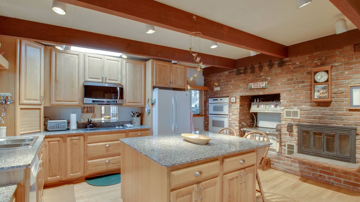 Lyons House | Dog-friendly mountain getaway with kitchen, patio, & mountain view