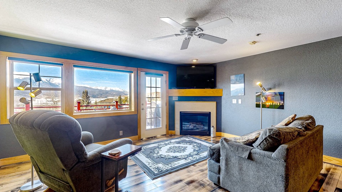 Dillon Condo | Dog-friendly mtn-view condo with balcony, tennis, fireplace, W/D