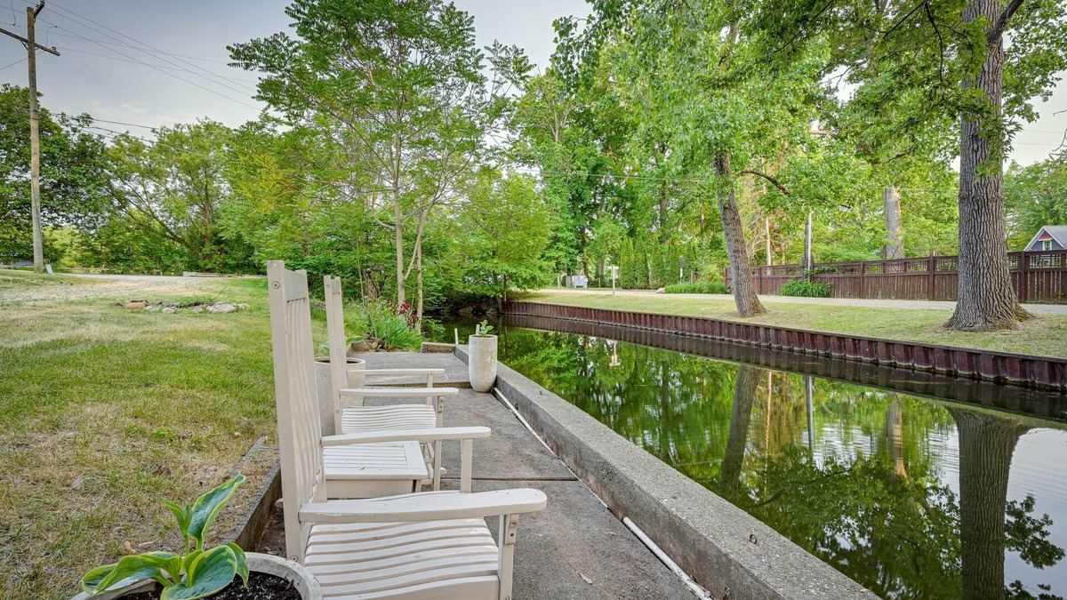 Pinckney House | Dog-Friendly Pinckney Vacation Rental on Canal!