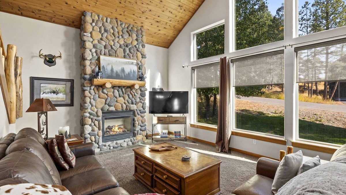 Ronald Cabin | Dog-Friendly Ronald Vacation Rental Cabin!