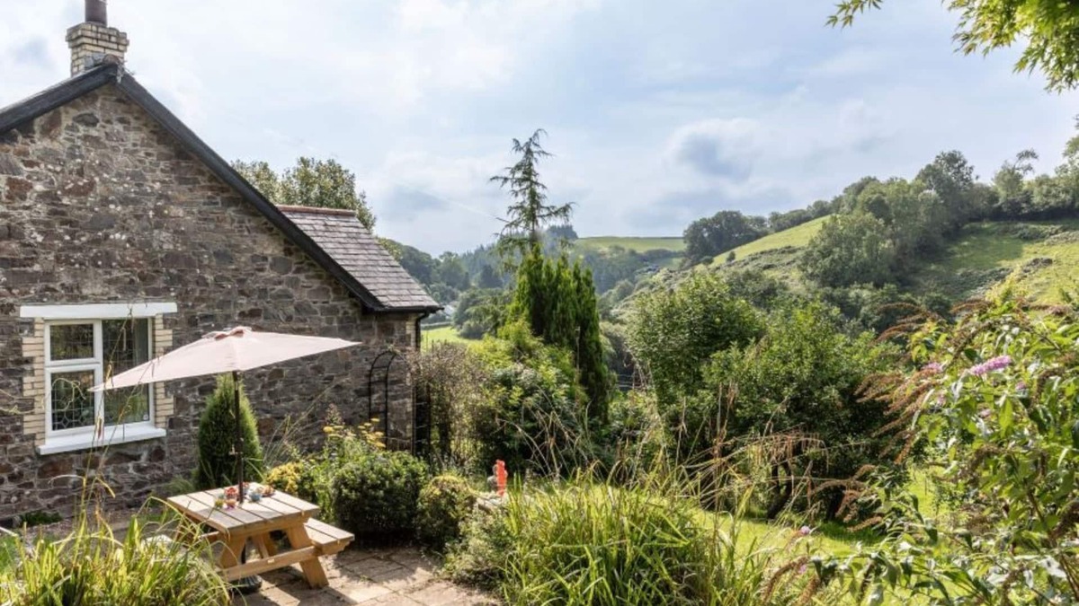 Muddiford Cottage | Dog friendly rural retreat with countryside views
