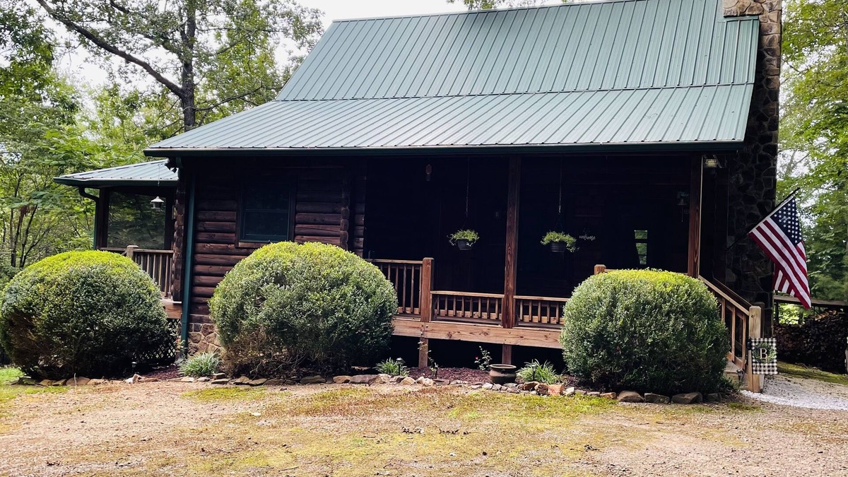 Franklin Cabin | Dog Friendly Secluded Cabin Hideaway in Franklin