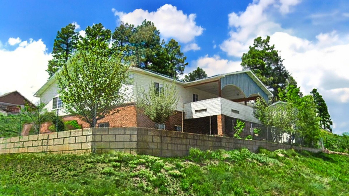Pagosa Springs House | Dog-friendly, spacious home with three living rooms, pool table, & jetted tub