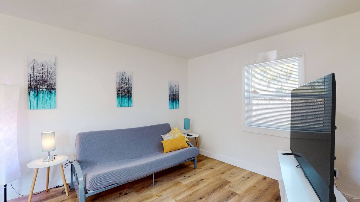 Riverside House | Dog-friendly & spacious coastal retreat with full kitchen - near parks & golf