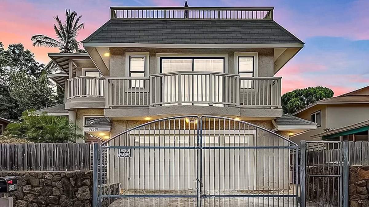 Kapolei House | Dog-friendly stay with rooftop deck, full kitchen, lanai, & W/D