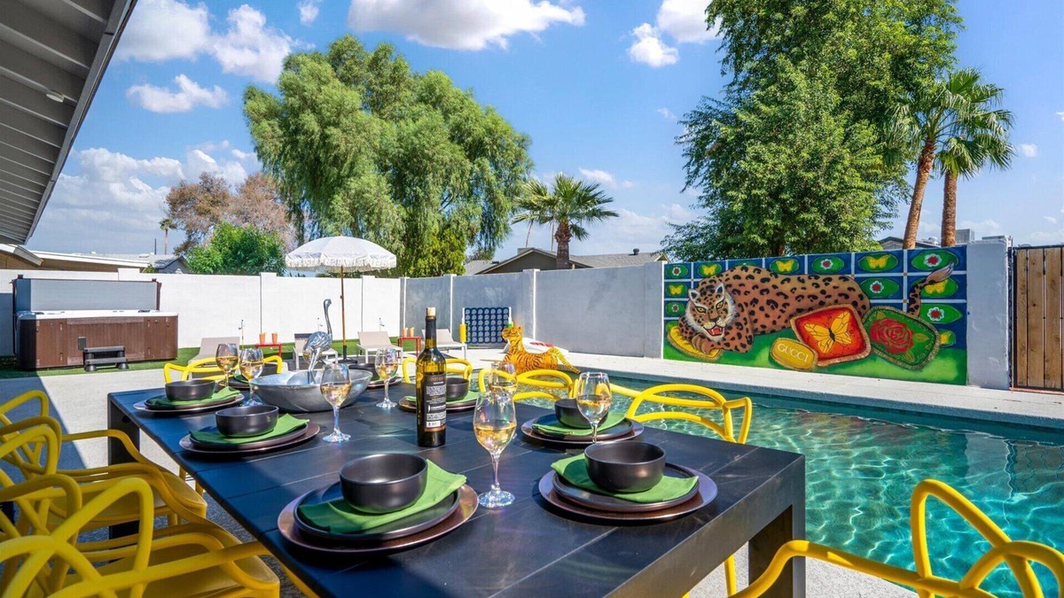 South Scottsdale House | Dog-friendly Stylish Escape with pool, Hot Tub, BBQ, ping pong, games and more!
