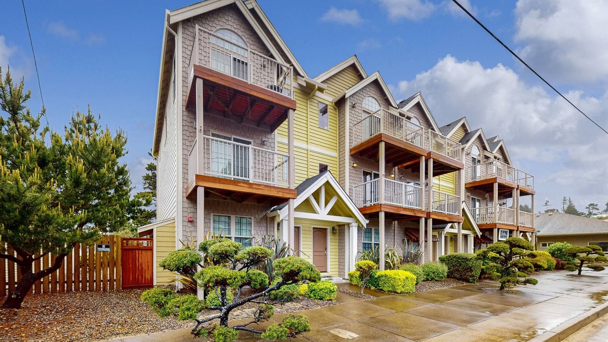 Lincoln City House | Dog-friendly townhouse near golf with beach access, fireplace, balcony & grill