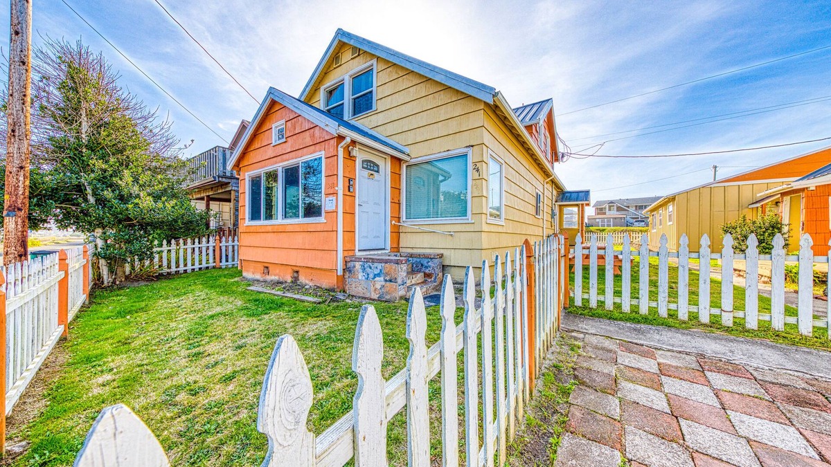 Rockaway Beach Cabin | Dog-Friendly Triplex (3 private apartments) - Easy Walk to the Beach & Town