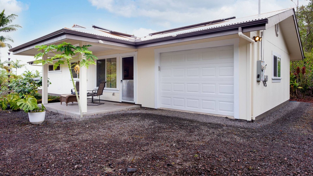 Orchidlands Estates House | Dog-friendly tropical escape with fast WiFi, W/D and partial AC - close to beach
